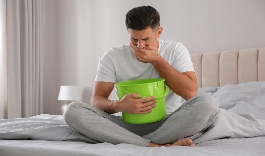Nausées et vomissements : les causes et les traitements possibles