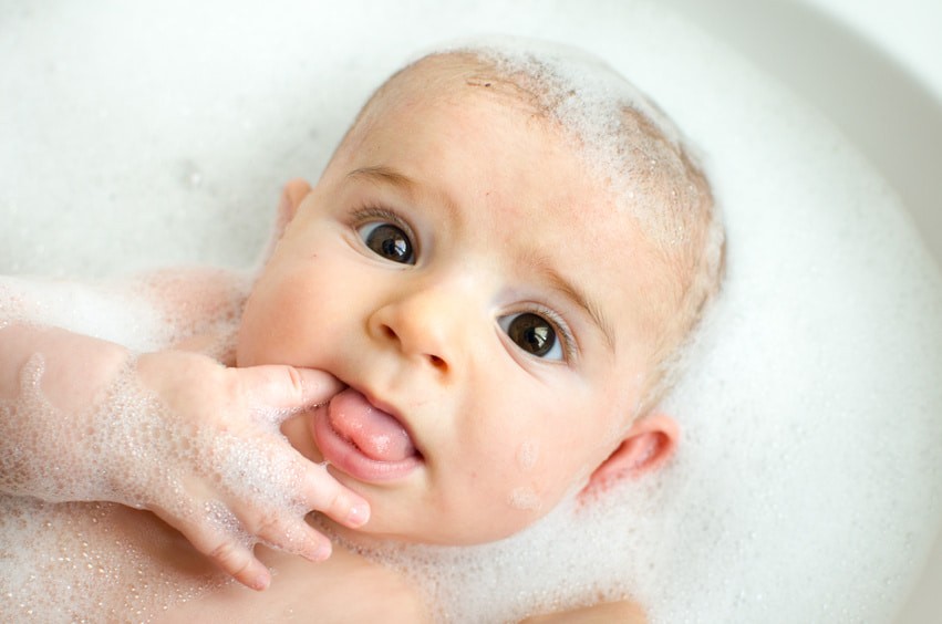 Croûtes de lait : causes et traitements - Conseils bébé