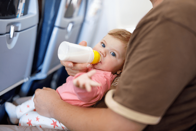 Nos conseils pour voyager avec un bébé en avion - Les Petits