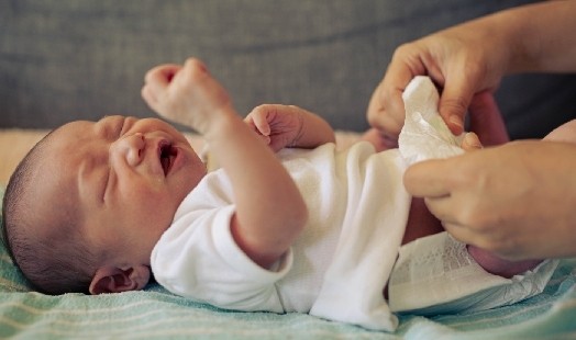 Comment soigner les fesses rouges de bébé ?