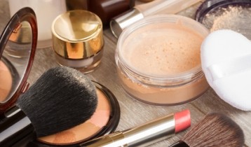 Cosmétiques : comment savoir s’ils sont périmés ?