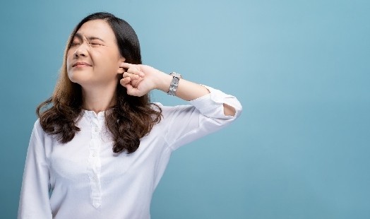 Comprendre et traiter les bouchons de cérumen : conseils et solutions