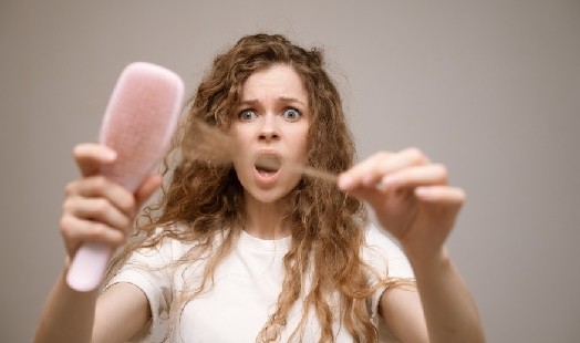 Chute de cheveux saisonnière : comprendre le phénomène et adopter les bons gestes