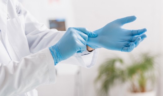 Différences entre les gants en latex, en nitrile et en vinyle : quel modèle choisir ?