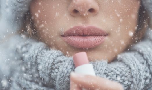 Comment soigner et préserver les lèvres gercées face au froid hivernal