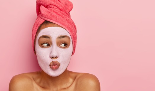 Guide complet du masque visage : utilité, fréquence et application