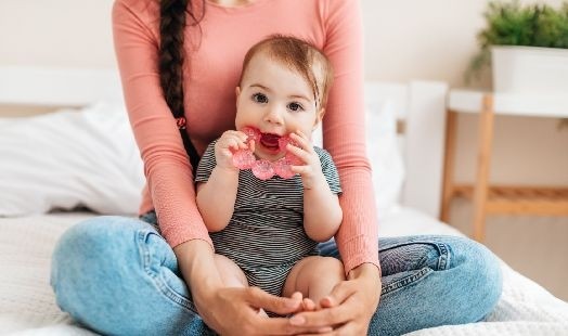 Tout savoir sur la poussée dentaire de bébé : symptômes et solutions