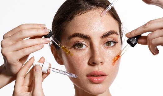 Le sérum visage : un soin fondamental pour prévenir et traiter les signes de l'âge