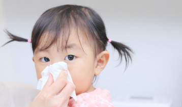 Comment bien moucher son bébé pour sa santé et son confort